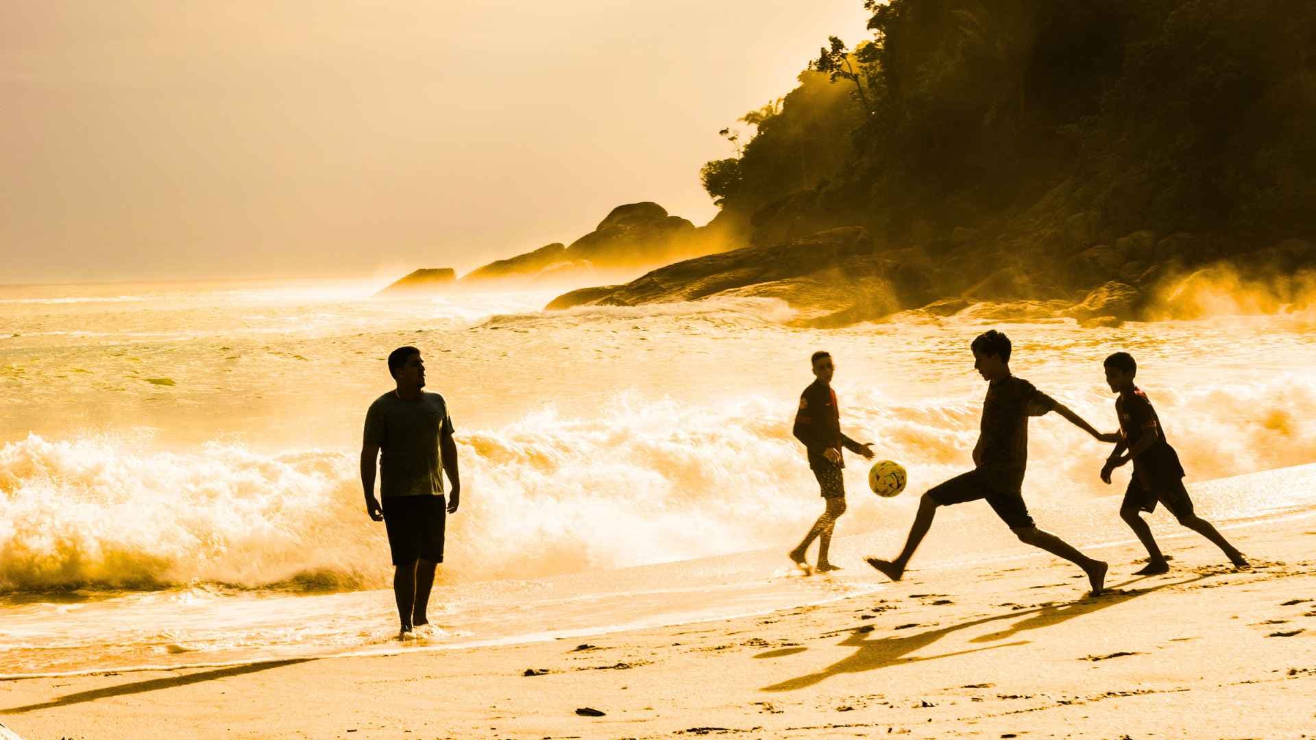 meninos jogando bola em praia da Juatinga - paraty